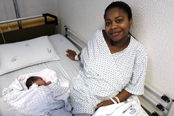 Laurinda Costa, residente no Cacém, está indignada por terem rasurado hora de nascimento do pequeno Kenzo