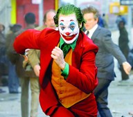 Joaquin Phoenix na pele de Joker, o vilão de Batman