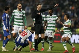 Fora-de-jogo: FC Porto eliminado da Taça da Liga; Ainda o lance de  Eustáquio: Não é punível. Lance de Evaniilson seriaamarelo. Ainda o  possível penalti a favor do Benfica e o golo de