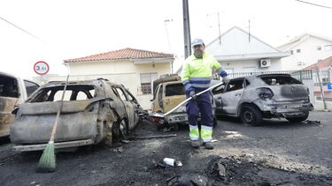Câmara de Loures faz queixa à PSP por 13 contentores incendiados