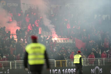 Adeptos do Benfica atearam fogo à bancada após jogo com o Portimonense