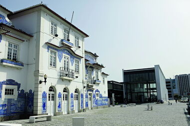 A estação antiga de Aveiro, em primeiro plano. Ao fundo, a nova  