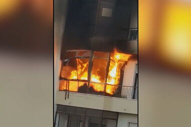 Chamas violentas consomem apartamento no Cacém. Veja as imagens