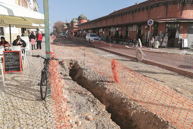 Obras têm condicionado grandemente a circulação de veículos e também de pessoas na Baixa da cidade olhanense