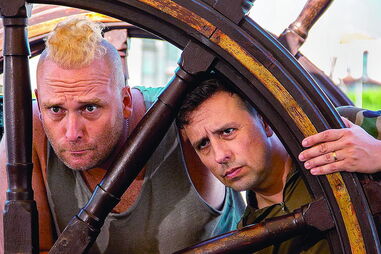 Eduardo Madeira e Manuel Marques protagonizam a comédia ‘Tiro e Queda’, uma produção de Leonel Vieira