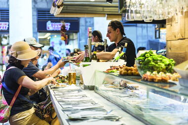 Antes, compre algumas tapas no Mercado La  Boqueria