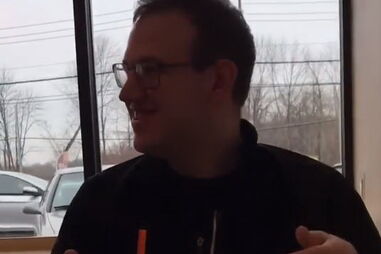 Funcionário de restaurante "apanhado" em momento viral com jovem autista