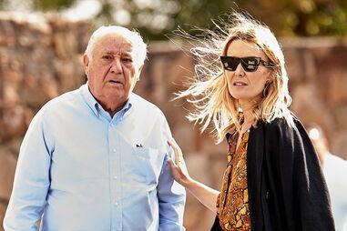 Com o pai, Amancio Ortega, numa competição hípica em La Corunha em julho de 2018