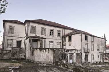Solar dos Quesados ficou parcialmente destruído devido a um incêndio que ocorreu em novembro de 2015   