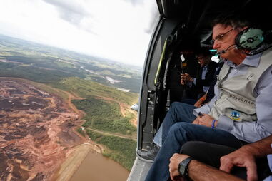 Bolsonaro sobrevoa área arrasada por rebentamento de barragem