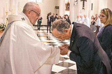 O cumprimento entre o Chefe de Estado do Vaticano, Papa Francisco, e o Presidente da República Portuguesa, Marcelo Rebelo de Sousa, no Panamá 