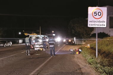 Motociclista embateu contra o carro e entrou pela traseira da viatura, acabando inanimado no interior 