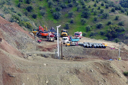 Solo rochoso atrasou escavação de túnel vertical de 60 metros por onde vão descer os mineiros asturianos 