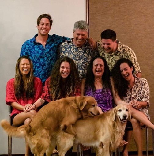 Cães arruinam fotografia de família 