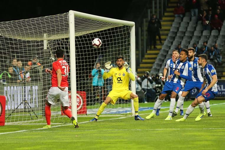 Fora-de-jogo: FC Porto eliminado da Taça da Liga; Ainda o lance de  Eustáquio: Não é punível. Lance de Evaniilson seriaamarelo. Ainda o  possível penalti a favor do Benfica e o golo de