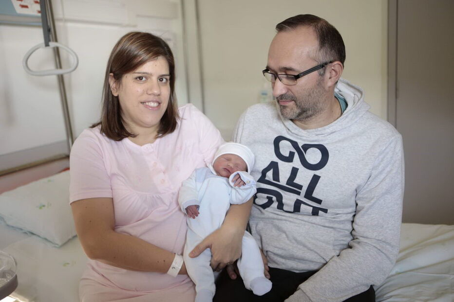 Dora Martins e Dinis Silva com o pequeno André que nasceu às 00h03 em Braga