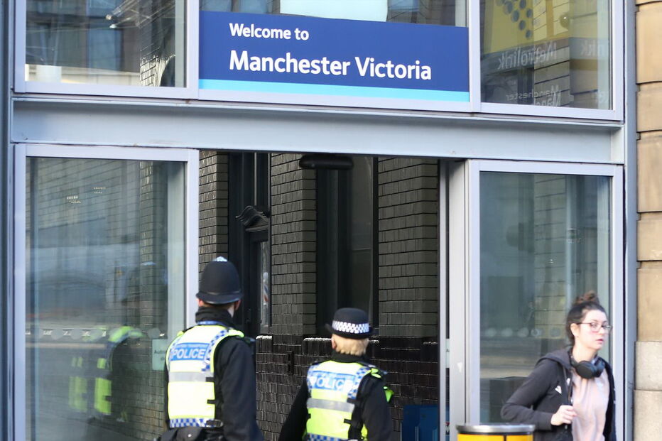Ataque com faca em estação de comboios de Manchester
