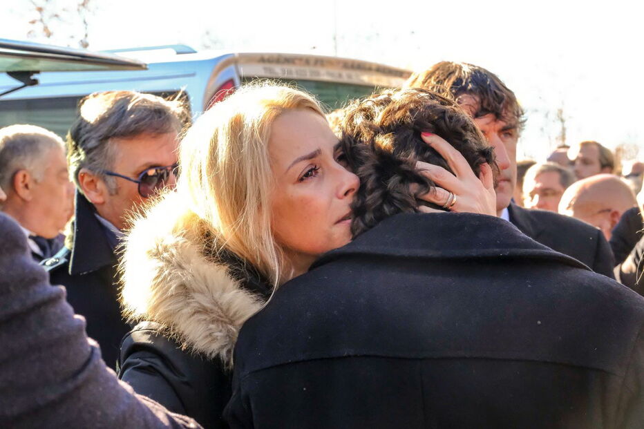 Dália Madruga conforta Marcos Tenório, filho do cavaleiro Joaquim Bastinhas, no funeral do pai em Elvas  
