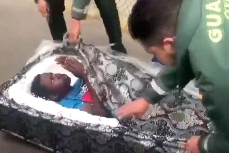 Migrantes apanhados a tentar entrar na Europa dentro de colchões