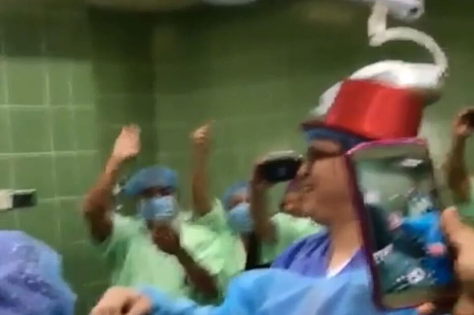 Médicos festejam Ano Novo em sala de parto enquanto grávida chora de dores 