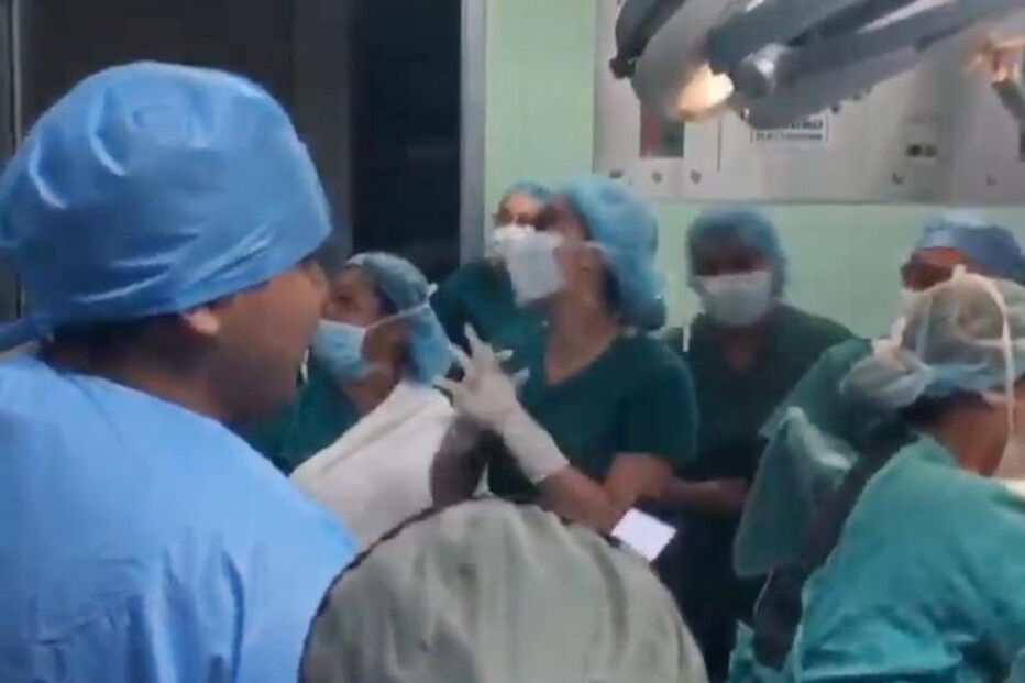 Médicos festejam Ano Novo em sala de parto enquanto grávida chora de dores 