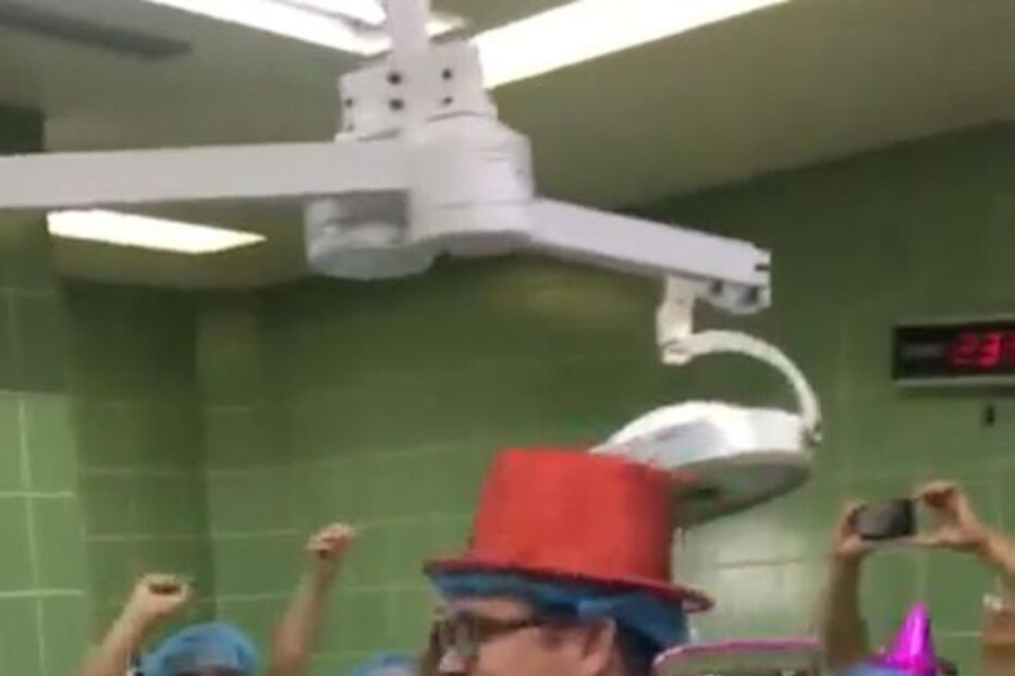Médicos festejam Ano Novo em sala de parto enquanto grávida chora de dores 