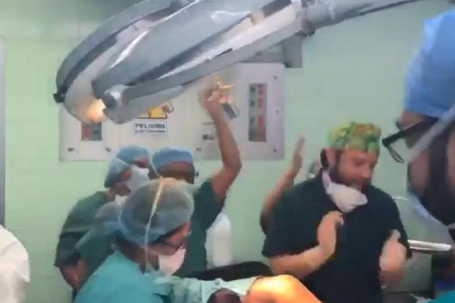Médicos festejam Ano Novo em sala de parto enquanto grávida chora de dores 