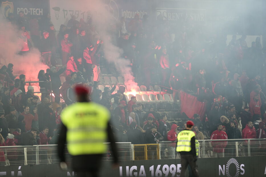 Adeptos do Benfica atearam fogo à bancada após jogo com o Portimonense