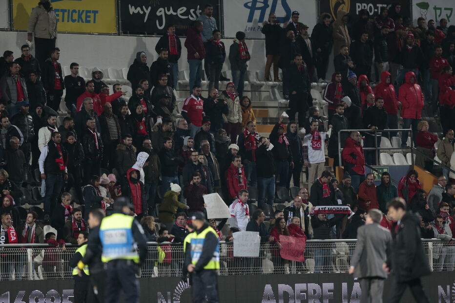 Adeptos do Benfica mostraram lenços brancos a Rui Vitória