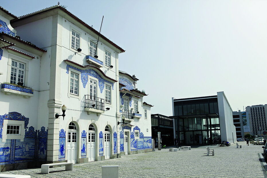 A estação antiga de Aveiro, em primeiro plano. Ao fundo, a nova  