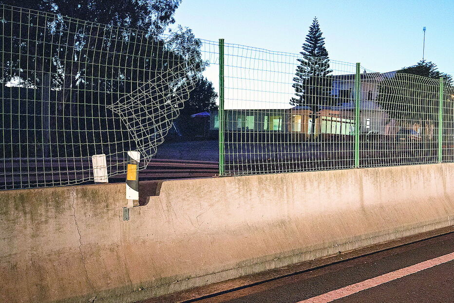 Vedação em rede colocada no separador do IC27 que impedia a passagem de peões já foi cortada pela população