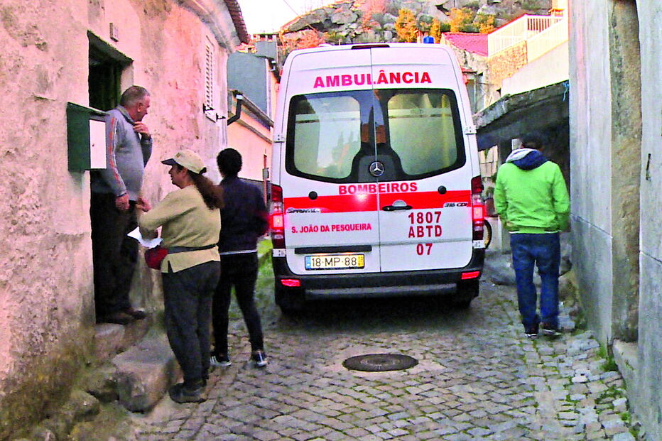 Bombeiros de São João da Pesqueira no local onde casal morreu com braseira