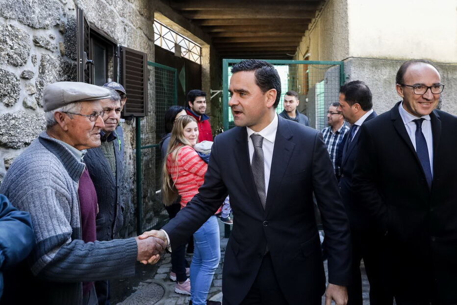 Ministro do Planeamento entregou as chaves das novas casas a 23 famílias vítimas de incêndios em Vouzela e Tondela  