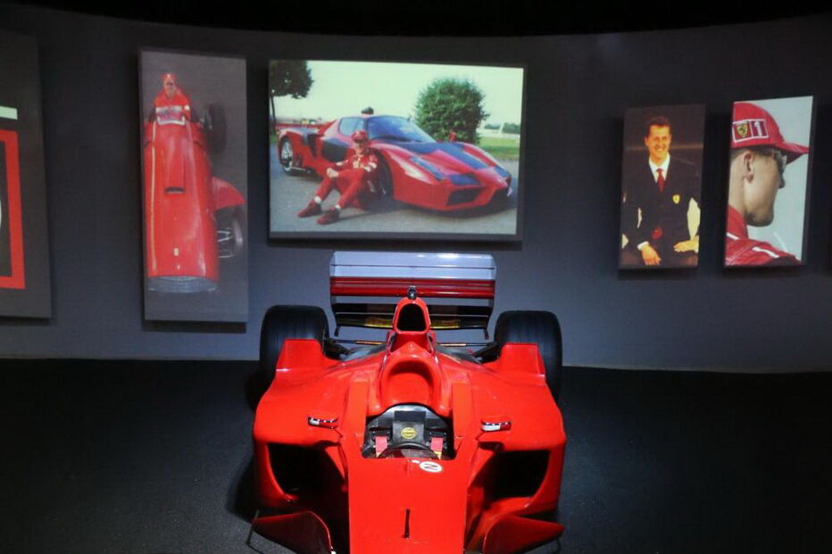 Ferrari inaugura exposição sobre Schumacher no dia do seu 50.º aniversário