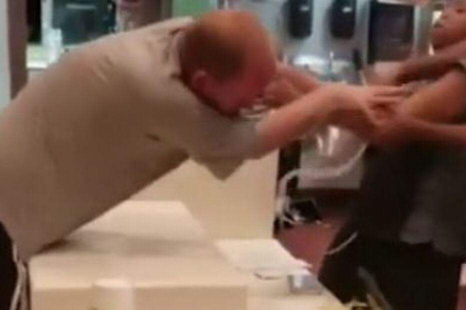 Cliente agride violentamente funcionária do McDonald's por causa de uma palhinha