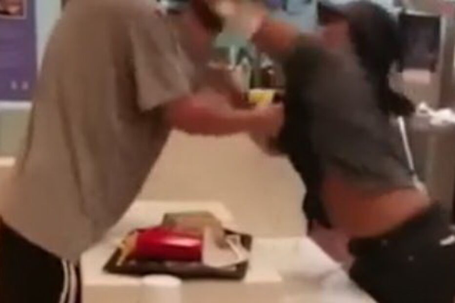 Cliente agride violentamente funcionária do McDonald's por causa de uma palhinha