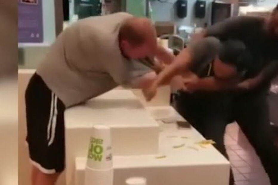 Cliente agride violentamente funcionária do McDonald's por causa de uma palhinha