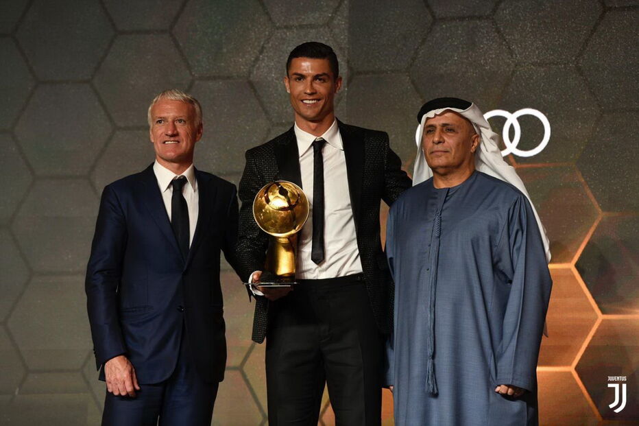 Ronaldo vence prémios de melhor jogador do ano e de melhor golo