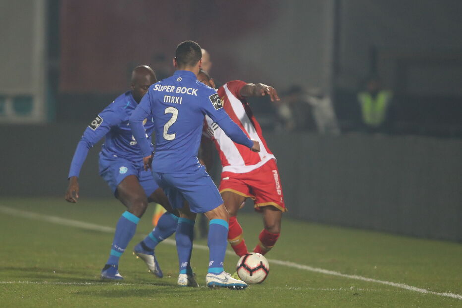  Desportivo das Aves e FC Porto defrontam-se para a Liga