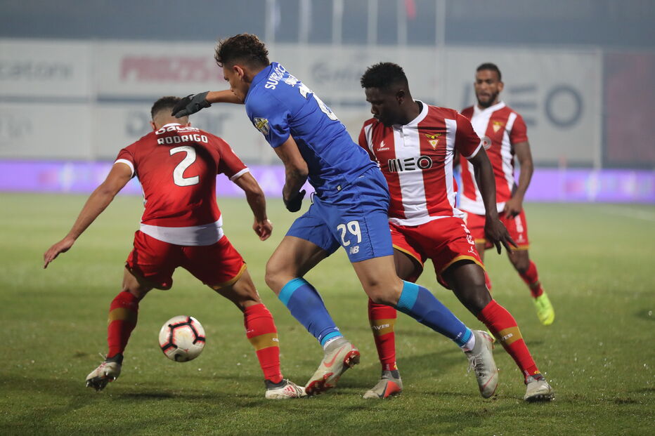  Desportivo das Aves e FC Porto defrontam-se para a Liga