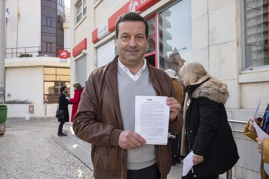Socialistas distribuíram panfletos aos utentes que se dirigiram ontem aos serviços dos CTT no largo do Carmo     