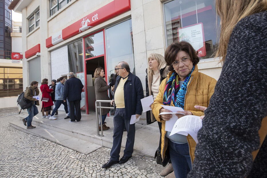 Socialistas distribuíram panfletos aos utentes que se dirigiram ontem aos serviços dos CTT no largo do Carmo     