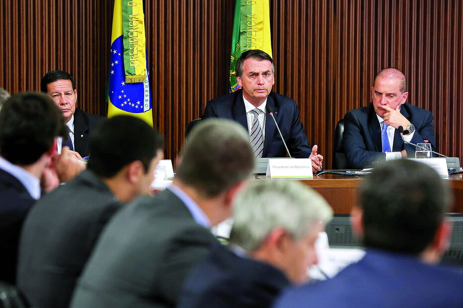 Bolsonaro iniciou desde já a perseguição aos funcionários públicos ligados ao PT de Lula e outros partidos de esquerda