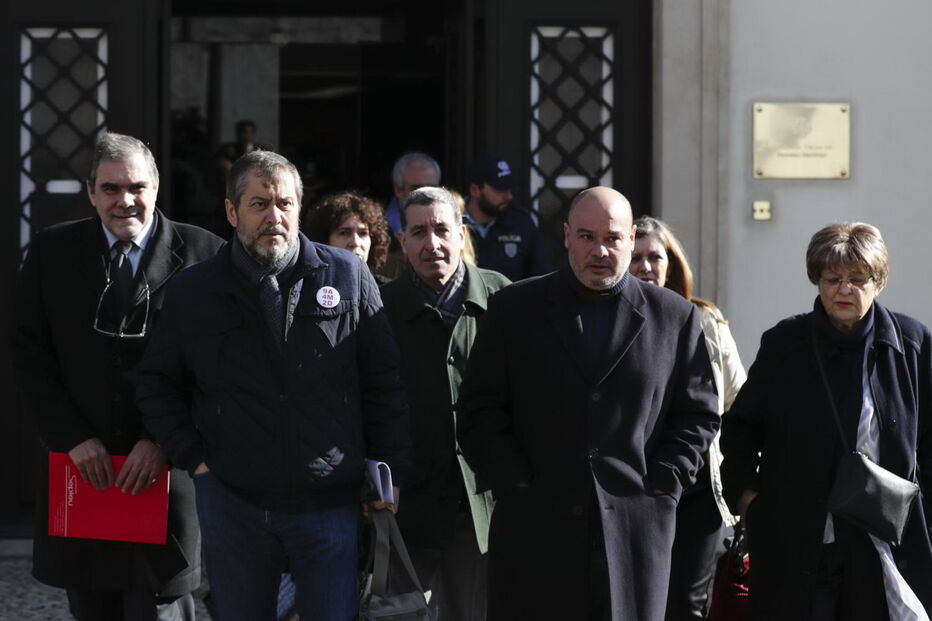 Mário Nogueira e outros dirigentes sindicais entregaram abaixo assinado dos professores na residência oficial do Primeiro-Ministro