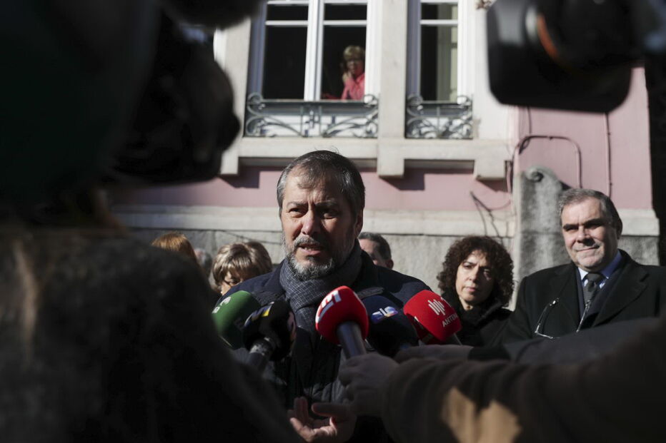 Mário Nogueira e outros dirigentes sindicais entregaram abaixo assinado dos professores na residência oficial do Primeiro-Ministro