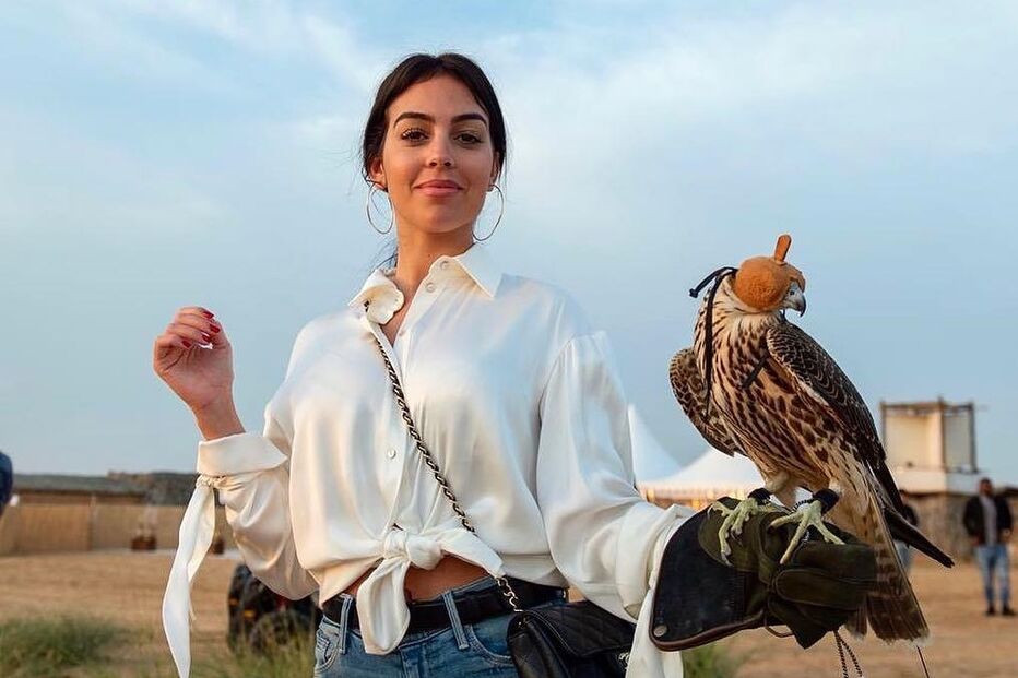 Georgina passeou no deserto durante vista ao Dubai