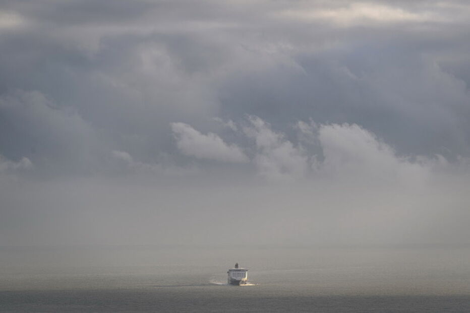 Marinha britânica envia navio para impedir passagem de imigrantes no Canal da Mancha