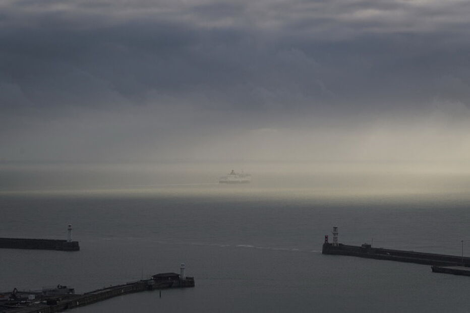 Marinha britânica envia navio para impedir passagem de imigrantes no Canal da Mancha