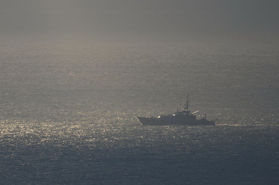 Marinha britânica envia navio para impedir passagem de imigrantes no Canal da Mancha
