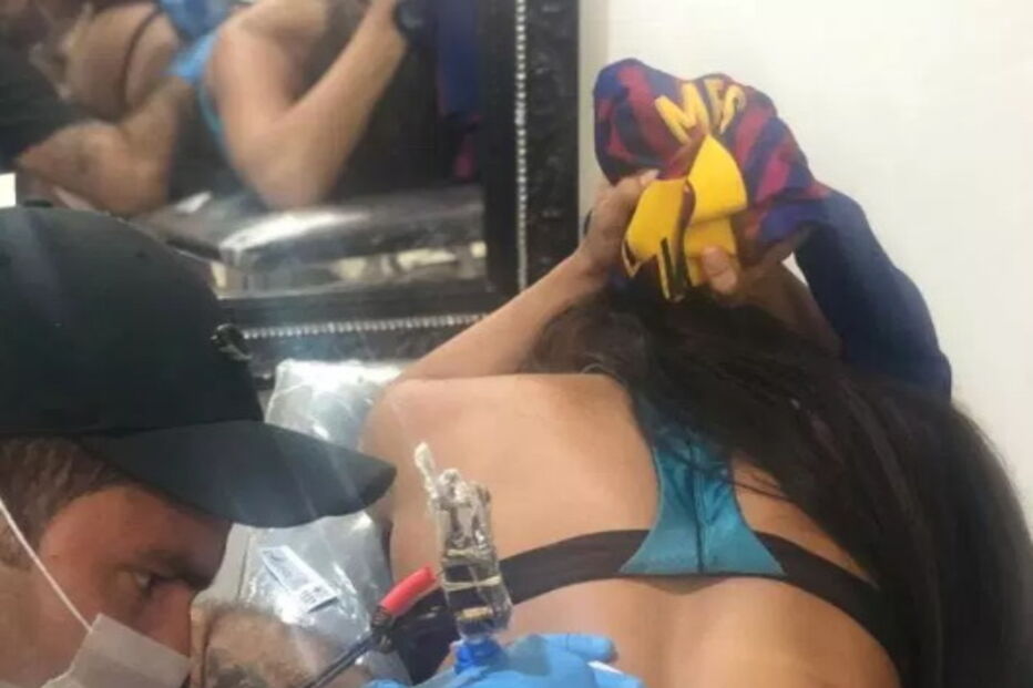Ex-miss bumbum tatuou o nome de Messi